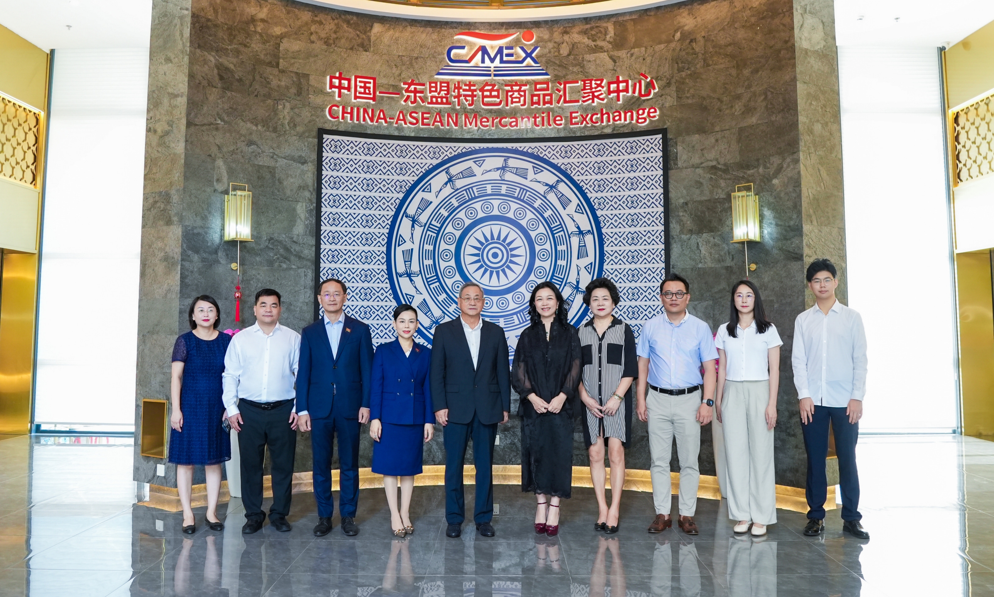 柬埔寨RCEP產(chǎn)業(yè)合作委員會(huì)及柬埔寨國(guó)際商會(huì)青年發(fā)展處一行到匯聚中心、水果交易中心參觀(guān)考察