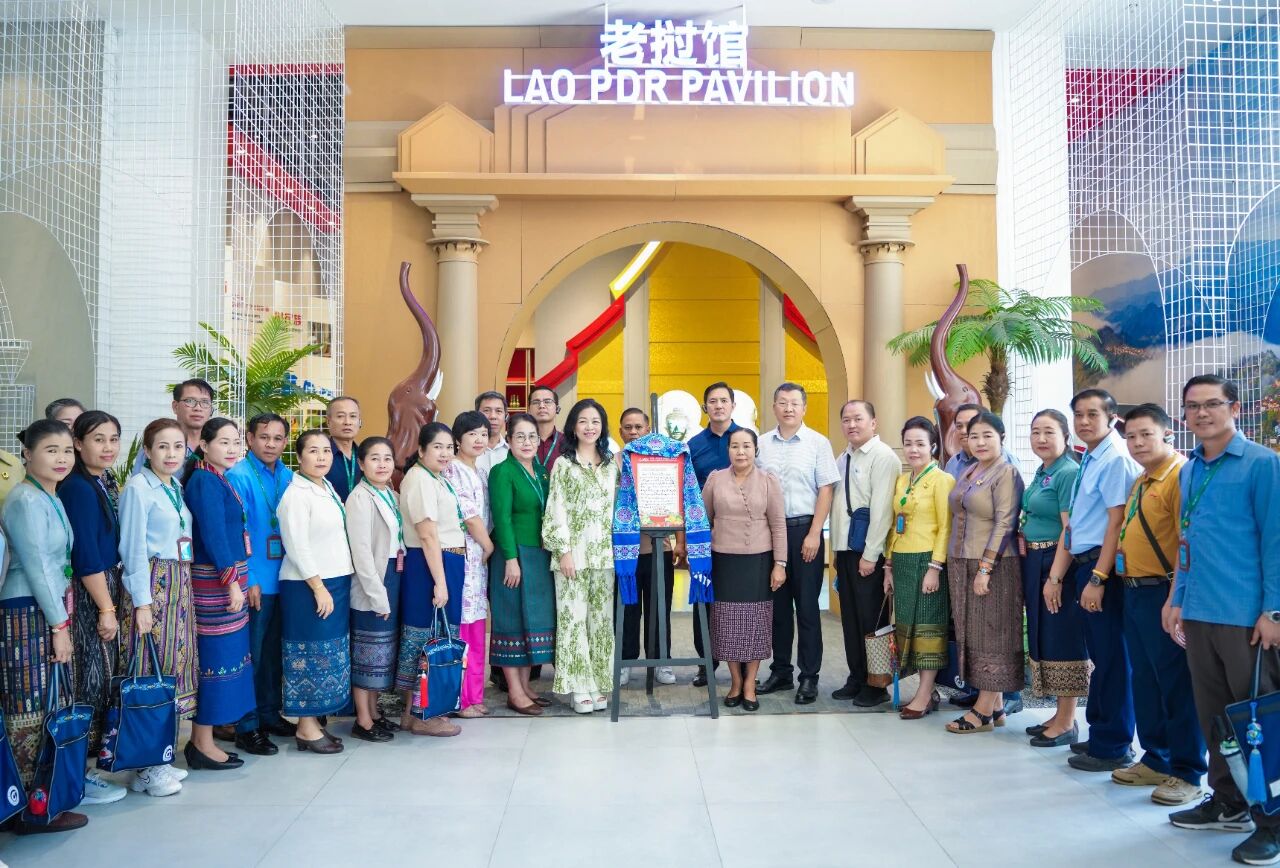 老撾建國(guó)陣線(xiàn)中央副主席、紀(jì)委書(shū)記希帕占&middot;南塔馮薩率團(tuán)到中新物流園、匯聚中心參觀(guān)考察